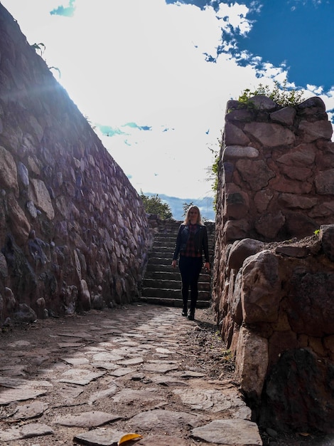 TURISTA NO VALE SAGRADO DOS INCAS NA CIDADE DE CUSCO