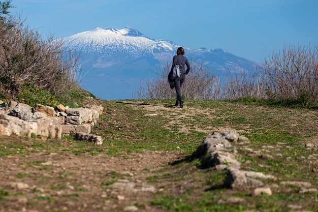 Un turista observa el volcán Etna