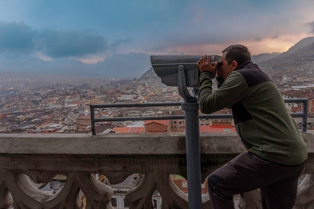 Turista observando la Basílica Voto Nacional Quito