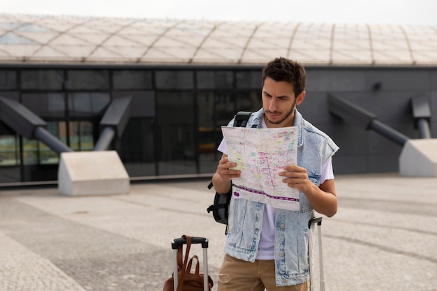 Turista olhando no mapa