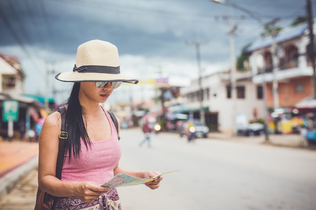 turista olhando no mapa