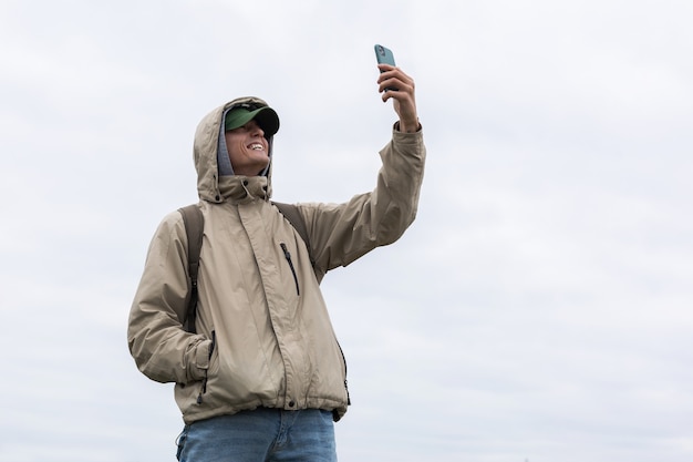 turista en otoño selfie