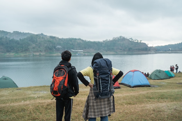 Turista pareja musulmana con mochila