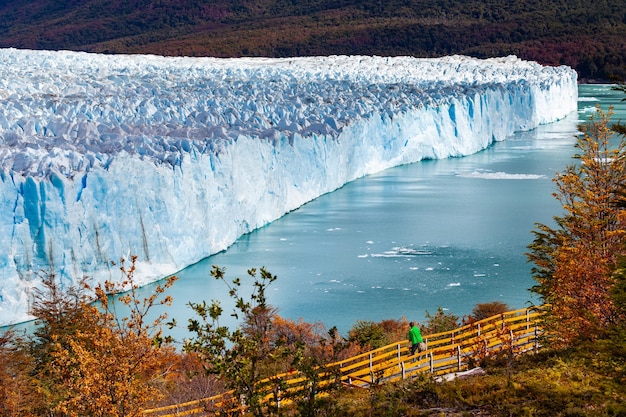 Turista en el parque glaciar perito moreno paisaje otoñal