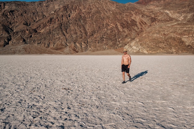 Turista en el Parque Nacional del Valle de la Muerte