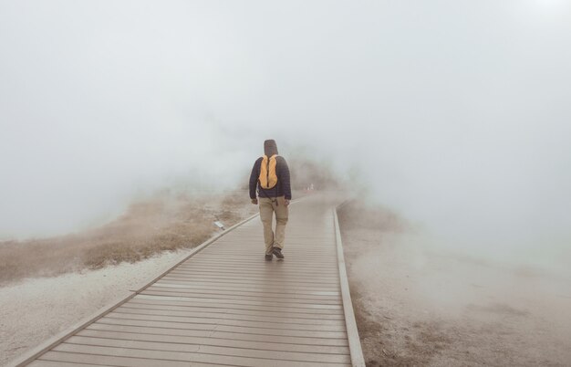 Turista en el Parque Nacional de Yellowstone, EE.