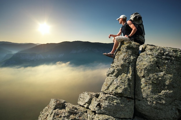 Turista en el pico de la montaña