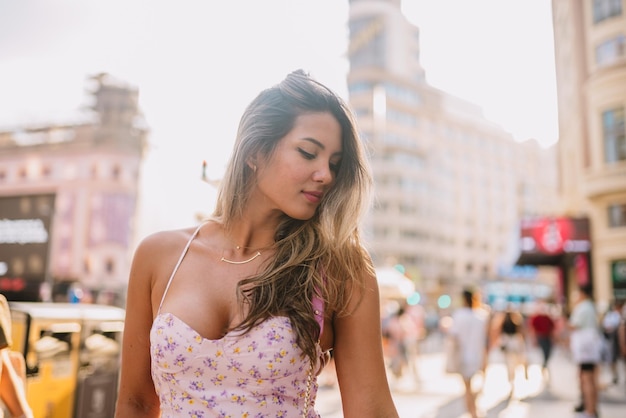 Turista positiva en las calles de la ciudad de Madrid España y filmando en cámara