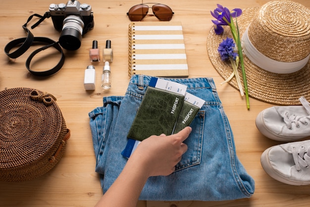 turista preparando pasaportes con boletos para el viaje mientras empaca cosas