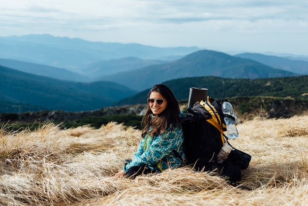 Turista preval en la cima de la montaña. Relájate y disfruta de las vistas