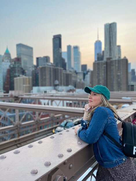 Foto una turista en el puente de brooklyn en nueva york