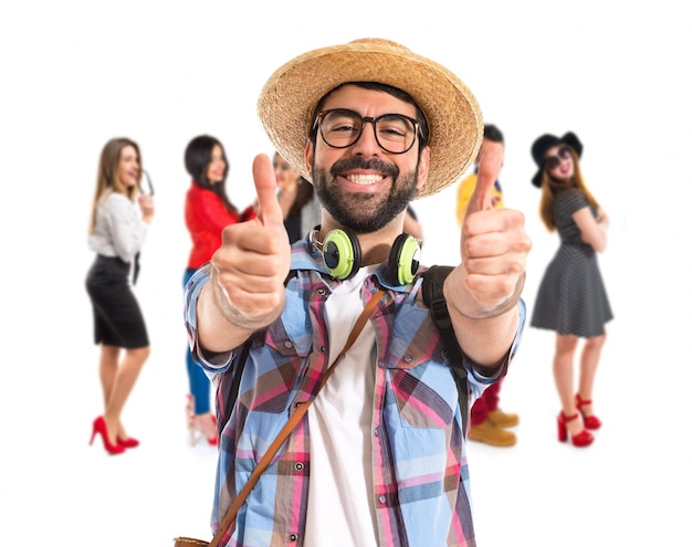 Turista con el pulgar hacia arriba