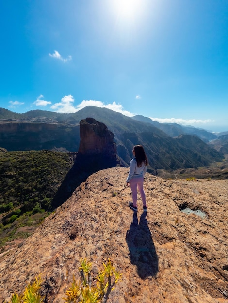 Una turista en el punto de vista de Roque Palmes cerca de Roque Nublo en Gran Canaria Islas Canarias