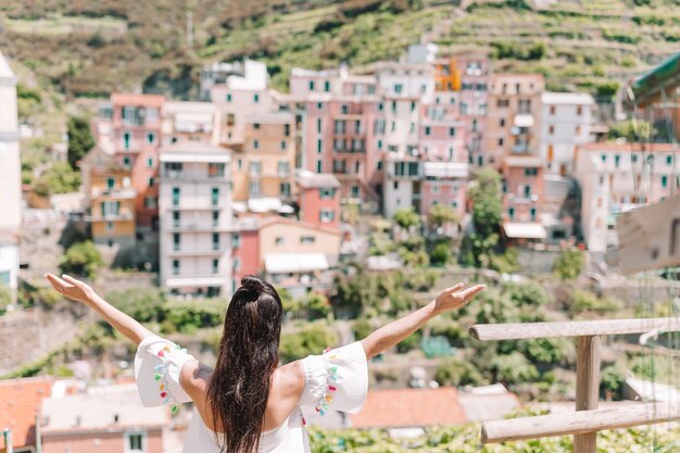 Turista que mira la vista escénica de Manarola, Cinque Terre, Liguria, Italia