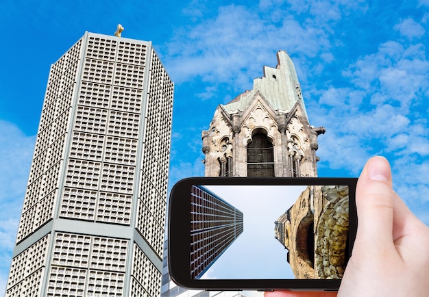 Turista que toma la foto de gedachtniskirche en Berlín