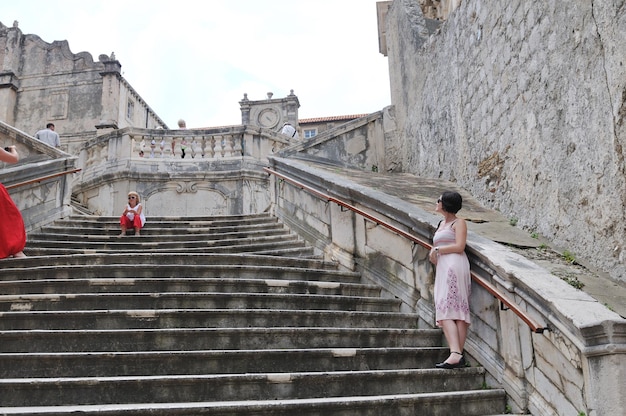 turista relajarse y divertirse en Dubrovnik en el mar Adriático en vacaciones de verano