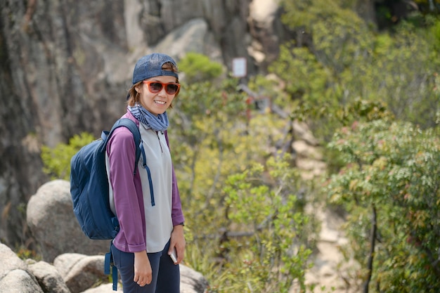 Turista relaxante na montanha