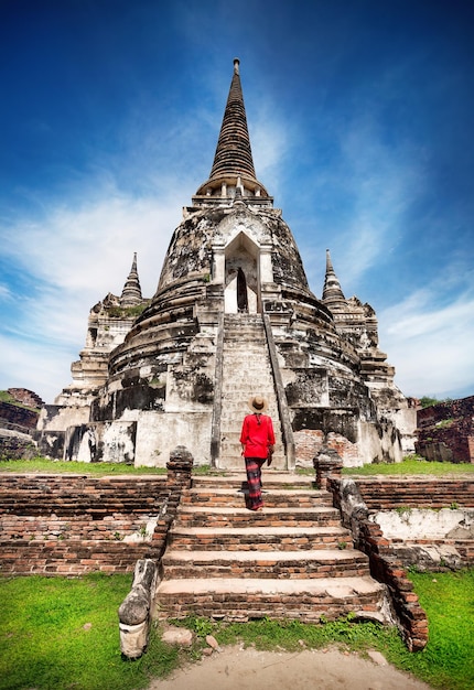 Turista en las ruinas de Tailandia