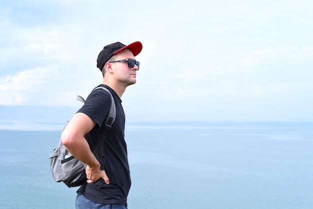 Turista russo curtindo o lago Baikal na ilha Olkhon