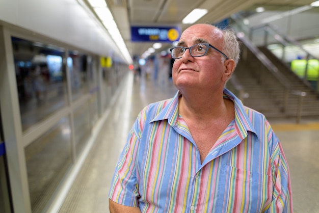 Turista sênior com excesso de peso explorando a cidade de Bangk