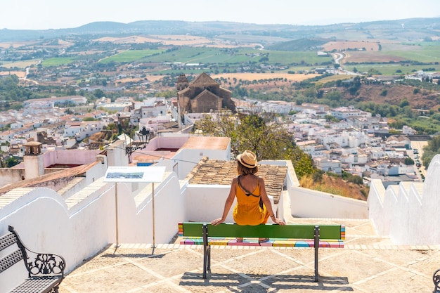 Un turista sentado mirando la ciudad turística de Arcos de la Frontera en Cádiz Andalucía