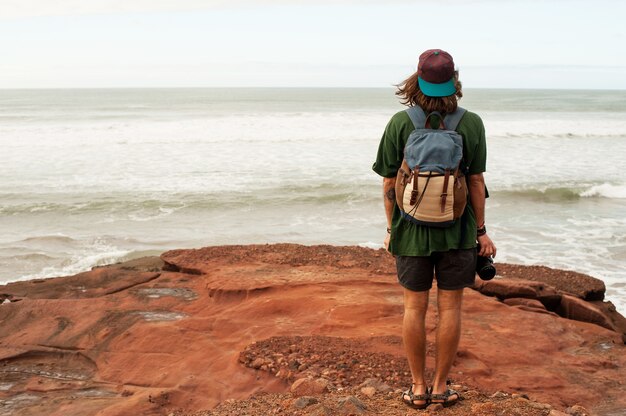 Foto turista solitario y salvaje en una isla solitaria