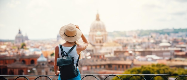 Foto turista sonriente joven atractiva de la muchacha que explora la nueva ciudad en verano