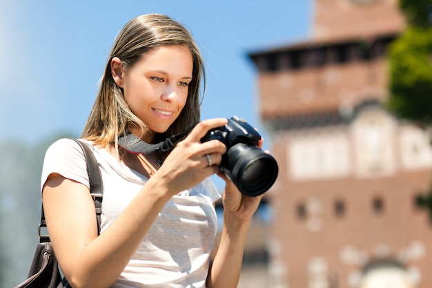 Turista sonriente revisando las fotos