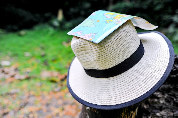 Un turista y su mapa en un viaje al bosque en Tailandia.