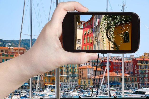 Turista tirando foto da antiga cidade de Nice França