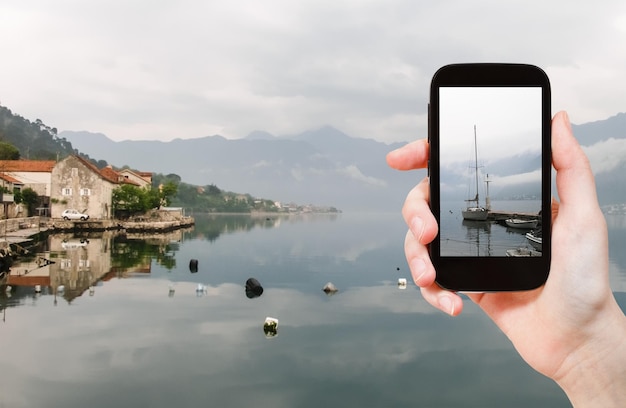 Turista tirando foto da Baía de Kotor