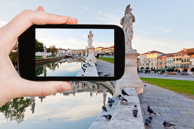 Turista tirando foto de Prato della Valle em Pádua