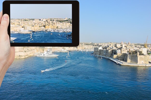 Turista tirando foto do horizonte de Valletta