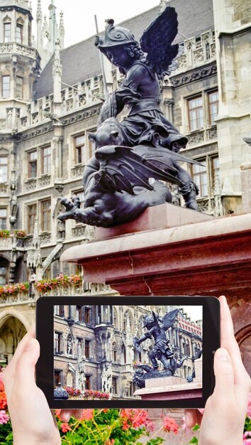 Turista toma foto de escultura en la Columna de María