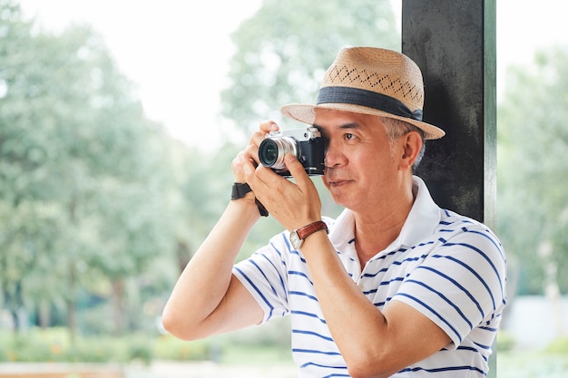 Turista tomando foto en cámara