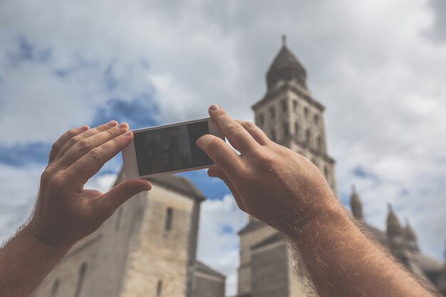 Turista tomando foto de Perigueux, Francia