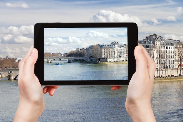 Turista tomando fotos de Pont LouisPhilippe