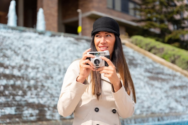 Una turista tomando fotos que en sus vacaciones de verano en la ciudad