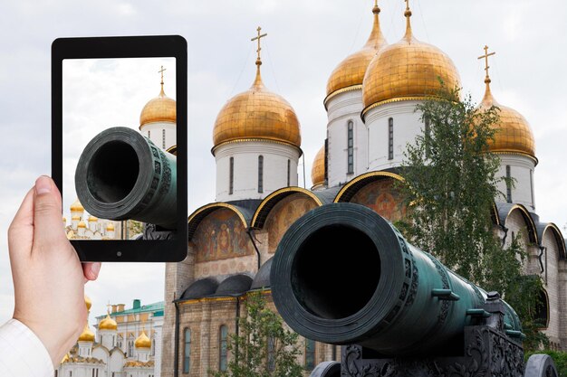 Turista tomando fotos de Tsar Cannon en el Kremlin