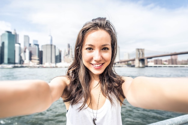 turista tomando selfie em nova york