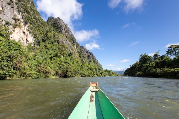 turista tomar un bote en el río song en Vang Vieng