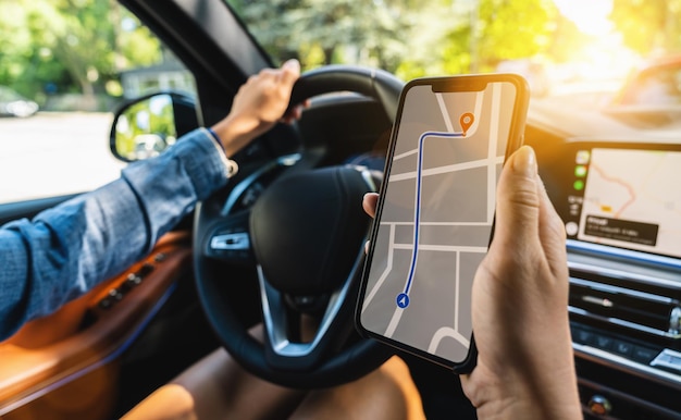 Foto turista usando o aplicativo de navegação do mapa gps na tela do smartphone para obter direção para o endereço de destino na imagem do conceito de viagem e tecnologia de carro