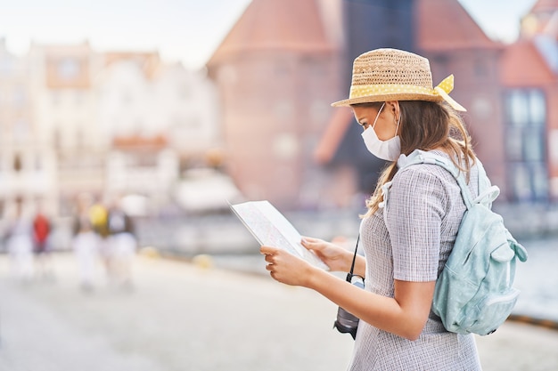 Turista usando uma máscara, visitando Gdansk na Polônia no verão