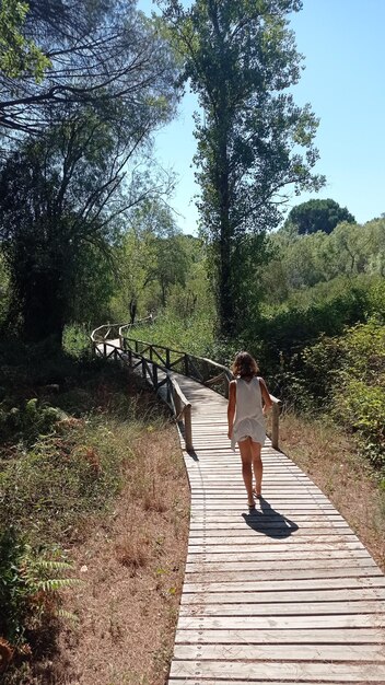 Un turista en verano visitando el hermoso parque natural de Doñana Huelva