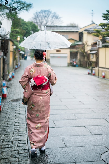 Turista vestir roupa tradicional japonesa