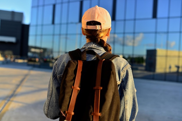 Foto turista viajando com sua mochila andando no centro da cidade aventura e viaja no conceito
