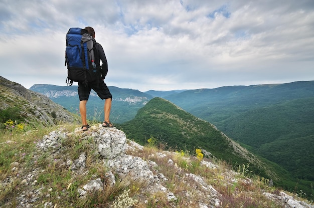 Turista viajante na montanha