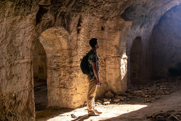 Turista visitando las mazmorras en las ruinas del antiguo hospital en Side, Turquía