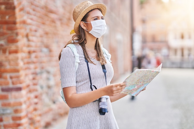 Turista vistiendo una máscara de turismo en Gdansk, Polonia en verano