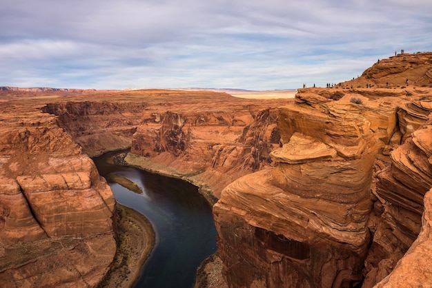 Turistas à beira de Horseshoe Bend no Arizona